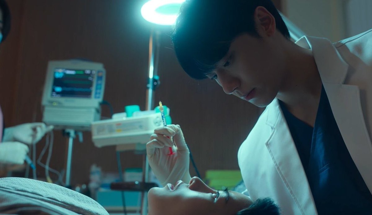 มีข่าวรับวันที่ 1 เมษายน จาก #Dispatch ว่าตอนนี้นุ้งโดฮยอนของนูน่า กำลังออกเดท!

ผู้หญิงคนนั้นคืออิมจียอน (พัคยอนจิน) ทั้งคู่ร่วมงานกันในซีรีส์ #TheGlory 

#ใต้เตียงดารา