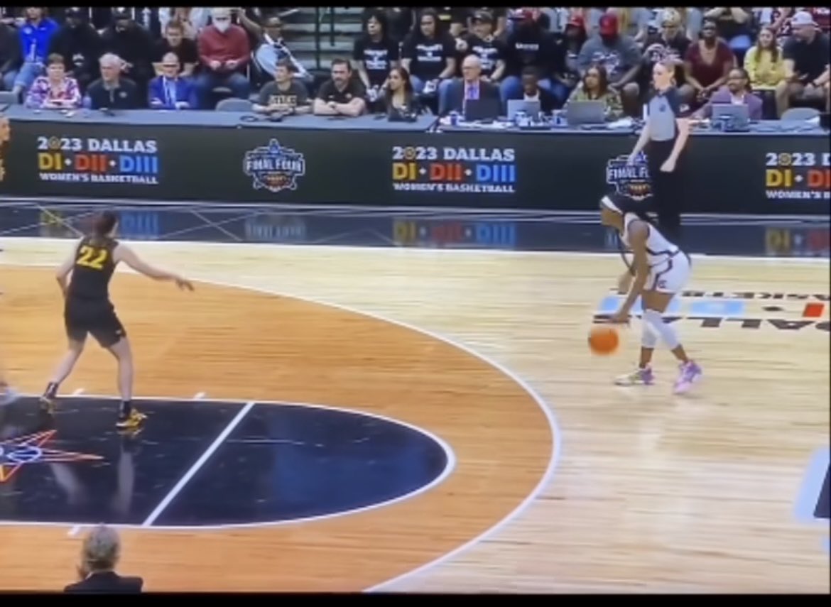 Coaches would you sub this offensive player out or leave her in despite this defensive plan? 👀