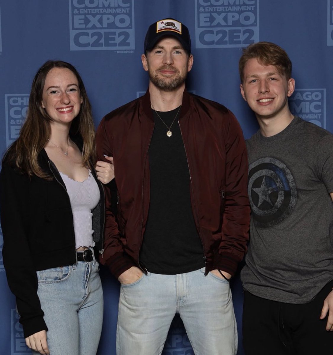 Chris Evans News on Twitter "📸 Chris Evans with fans at Chicago Comic & Entertainment EXPO c2e2"