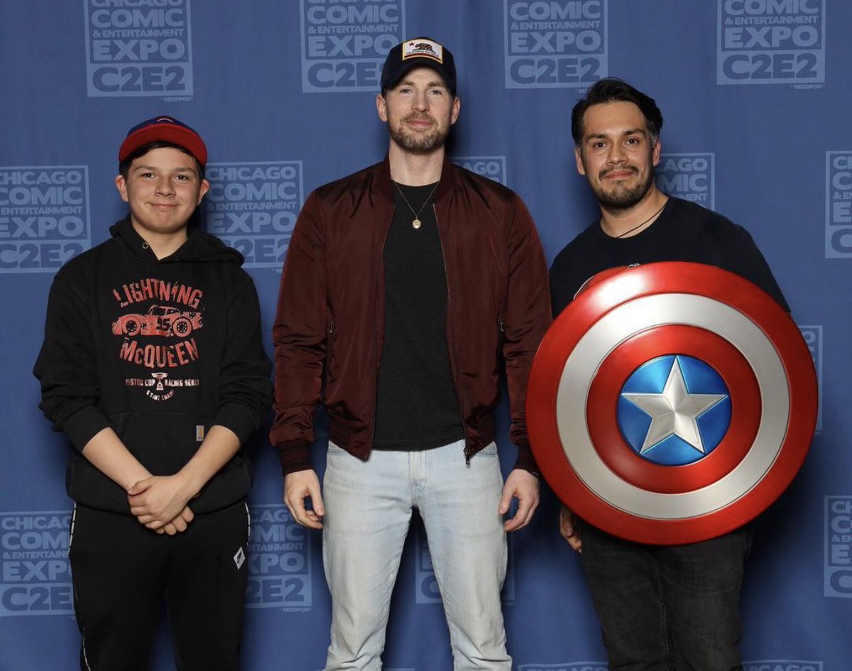 Chris Evans News on Twitter "📸 Chris Evans with fans at Chicago Comic & Entertainment EXPO c2e2"