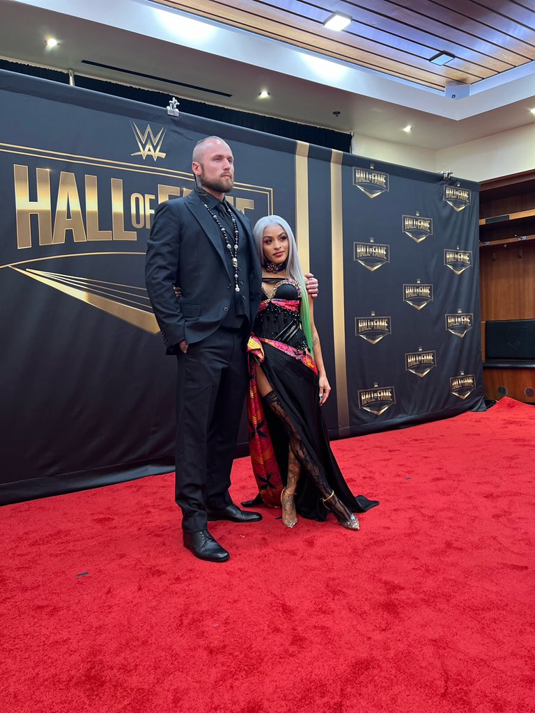 Fut_Wrest_Rock's tweet photo. No solo Andrade acompaño a Charlotte esta noche. Malakai También acompaño a Zelina Vega en la ceremonia del #WWEHOF.
Que clase de puerta prohibida es esta? XD #HOFCL https://t.co/j8UMDoL6Of