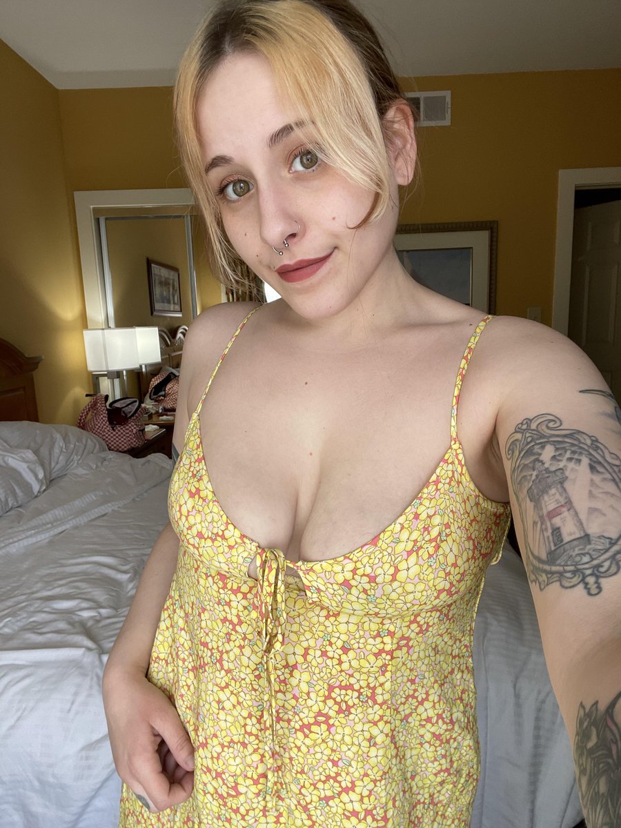 melissa22tx's tweet photo. Would any older guys breed me if I asked? https://t.co/tFnv2R6Nh8