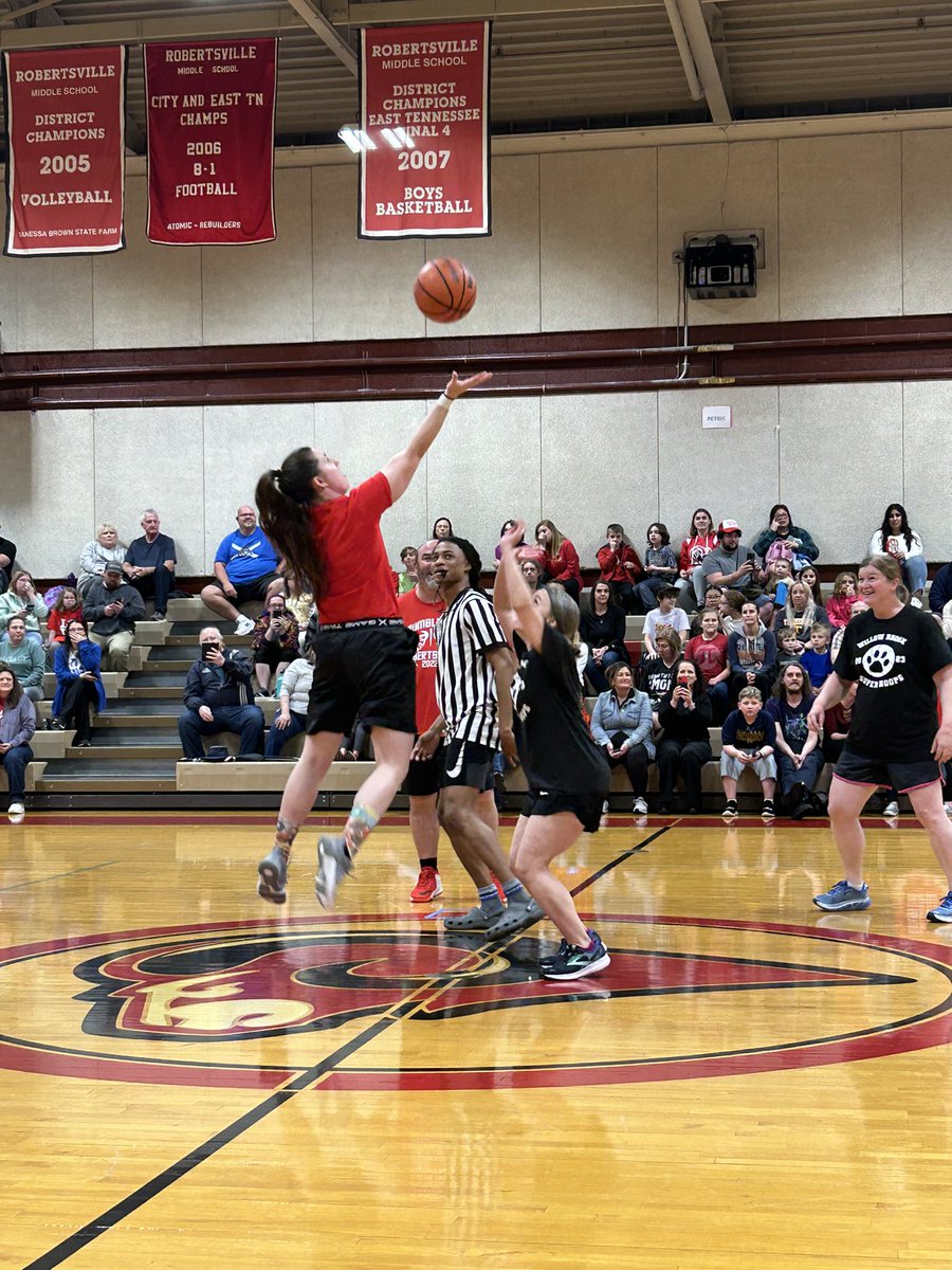 WBESbears's tweet image. Some action shots from our game!  Officer Askren got the jump ball to start the game! We love our staff!! #2023SuperHoops 🏀🐻👏🏼♥️ @ORSchools @FriendsofORS @OakRidgePolice @WBESMusic @TheHankster2019 @peterbl93898232 @bethany_newcomb
