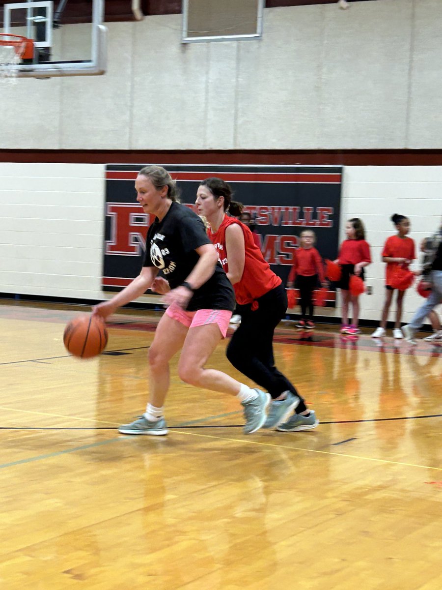 WBESbears's tweet image. Some action shots from our game!  Officer Askren got the jump ball to start the game! We love our staff!! #2023SuperHoops 🏀🐻👏🏼♥️ @ORSchools @FriendsofORS @OakRidgePolice @WBESMusic @TheHankster2019 @peterbl93898232 @bethany_newcomb