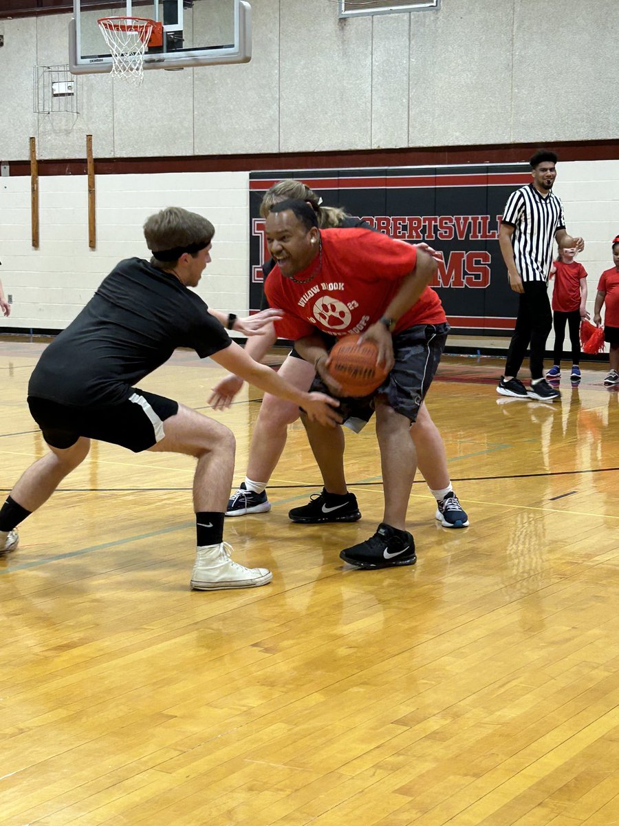 WBESbears's tweet image. Some action shots from our game!  Officer Askren got the jump ball to start the game! We love our staff!! #2023SuperHoops 🏀🐻👏🏼♥️ @ORSchools @FriendsofORS @OakRidgePolice @WBESMusic @TheHankster2019 @peterbl93898232 @bethany_newcomb