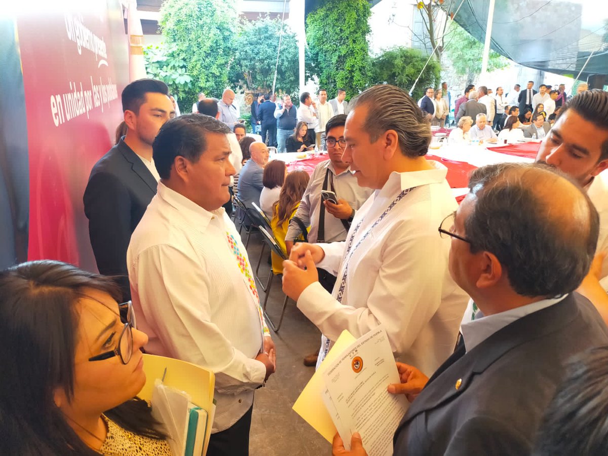 #Hoy Estuvimos con nuestros amigos: Gobernador <a href="/SergioSalomonC/">Sergio Salomón</a>, <a href="/juliomiguelhg/">Julio Huerta</a> Titular de <a href="/Segob_Puebla/">SEGOB Puebla</a> <a href="/Aquino_Limon/">Javier Aquino Limón</a> Jefe de la oficina del gob. PRESENTES en la comida de los 100 días del <a href="/Gob_Puebla/">Gobierno de Puebla</a>. #EnUnidadPorLasYlosPoblanos #UnGobiernoPresente 🇲🇽