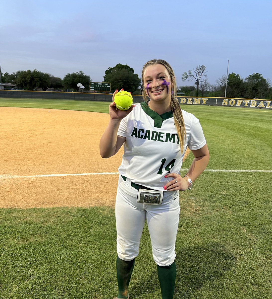 And the Lady Bees come out with a win! Madi Trombley had a 2 run HR and pitcher Sara Lewis got the win on her birthday! Catch us in action again on Tuesday in Rockdale!