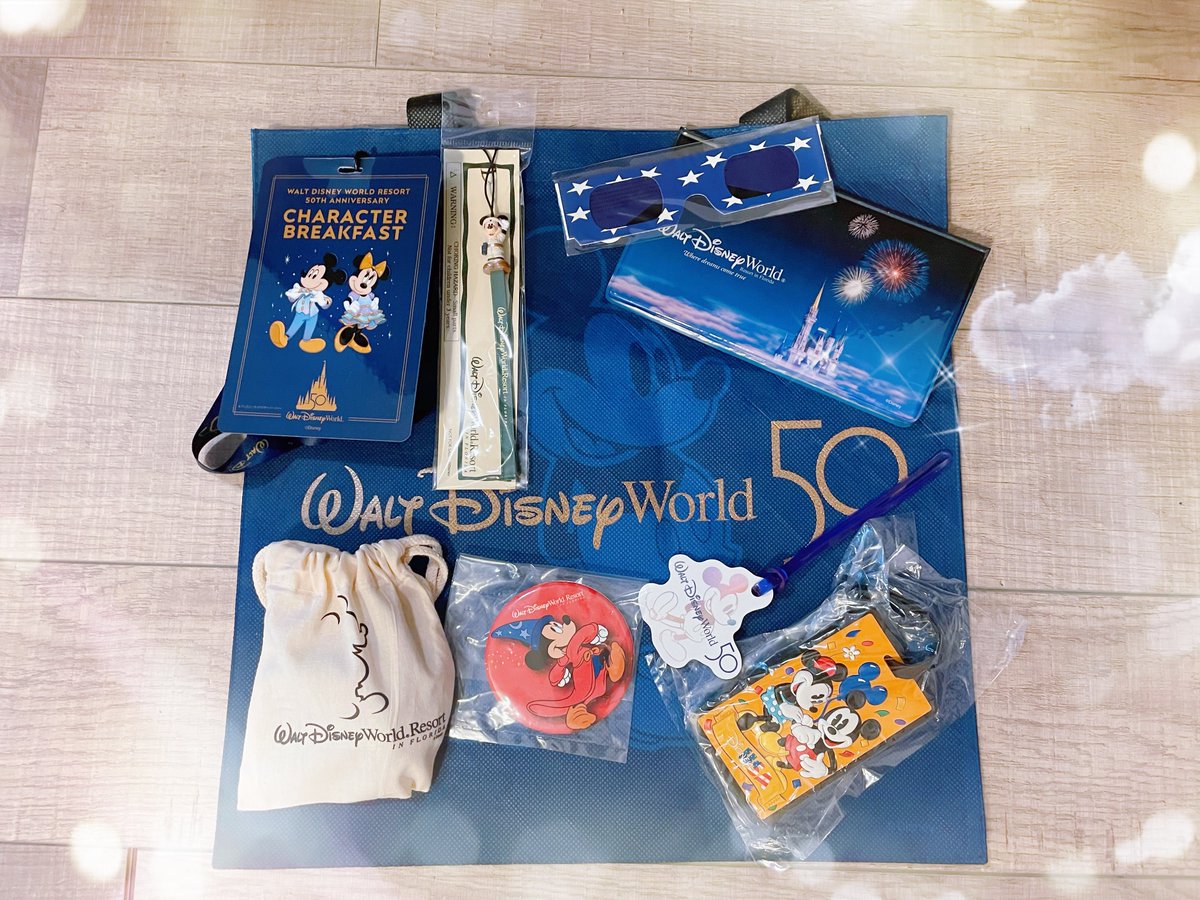 TBK_canada_TO's tweet photo. ギリギリでお祝い行けました✨
タイミングが合って50周年の衣装を着たみんなと交流できて夢のよう!いっぱいぎゅーと🇺🇸特有のキスもしてくれました😂
お土産もたくさんいただけて帰ってからも余韻に浸ってる🫧
#WDW #WDW50th https://t.co/lEZoqNbcUD