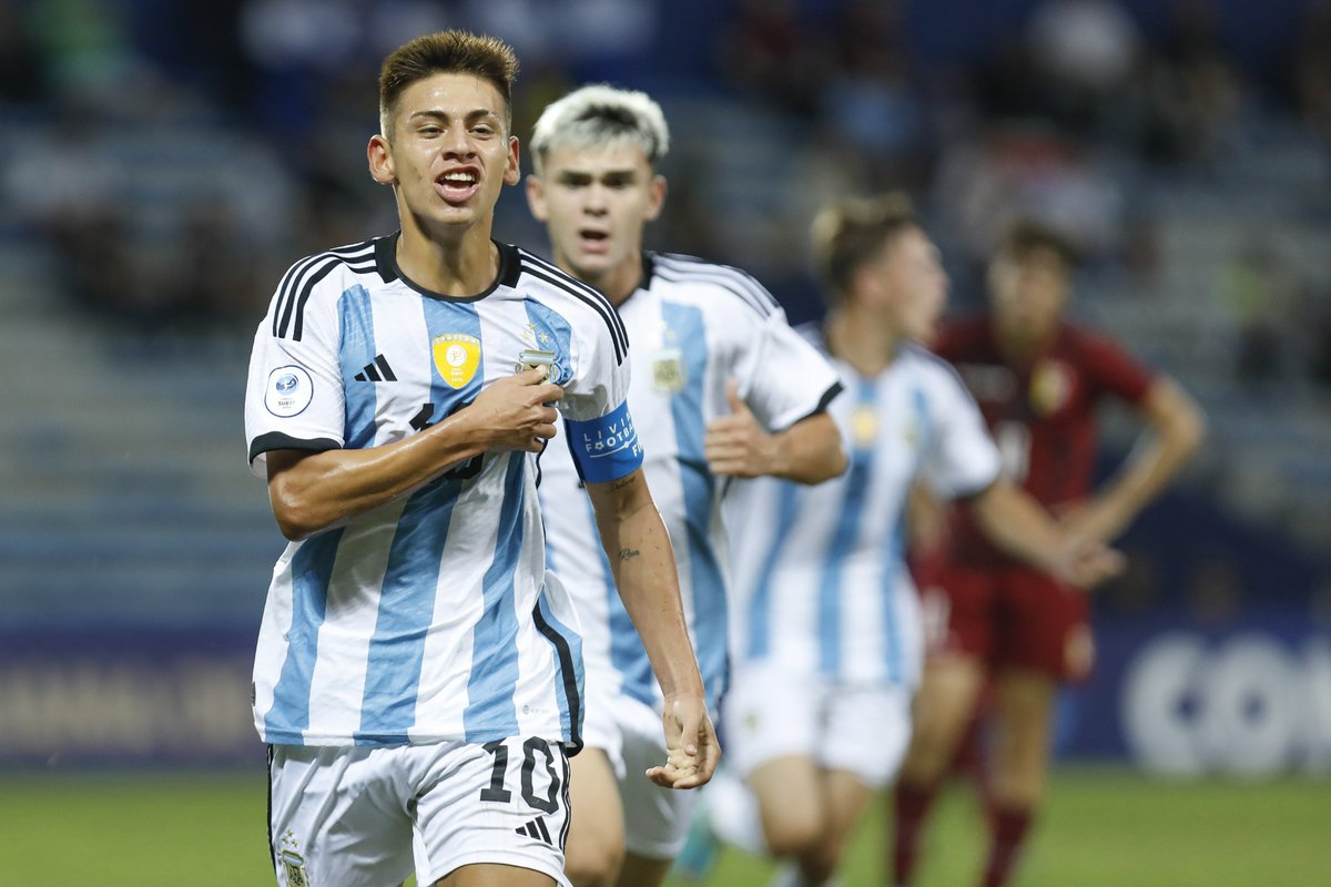 AFASeleccionEN's tweet photo. A victory for Argentina in its debut at the South American U-17s! 🙌

🇦🇷 Argentina 4 🆚 2 Venezuela 🇻🇪

⚽️ Claudio Echeverri, Santiago López &amp; Agustín Ruberto (x2)

#ArgentinaNT #U17 #VamosArgentina https://t.co/iPqO8GpxS1