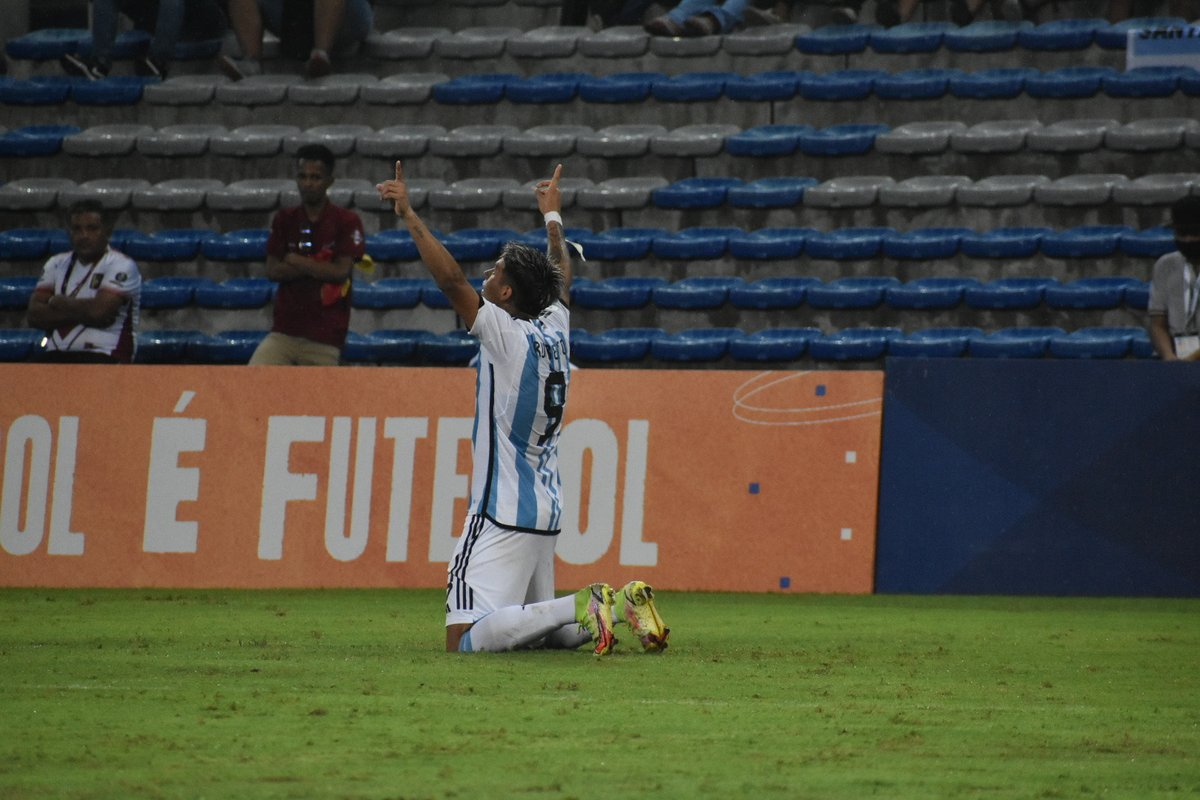 AFASeleccionEN's tweet photo. A victory for Argentina in its debut at the South American U-17s! 🙌

🇦🇷 Argentina 4 🆚 2 Venezuela 🇻🇪

⚽️ Claudio Echeverri, Santiago López &amp; Agustín Ruberto (x2)

#ArgentinaNT #U17 #VamosArgentina https://t.co/iPqO8GpxS1