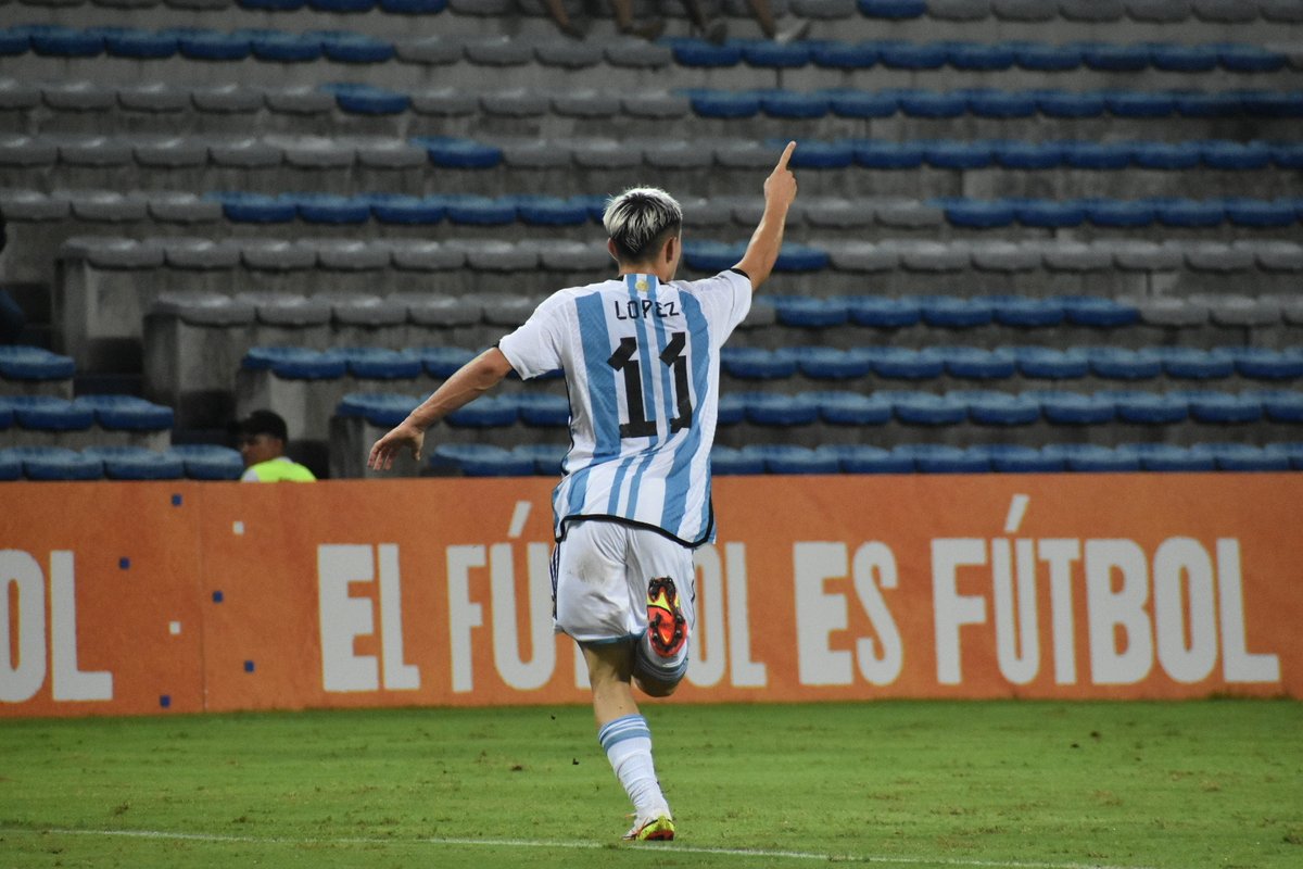 AFASeleccionEN's tweet photo. A victory for Argentina in its debut at the South American U-17s! 🙌

🇦🇷 Argentina 4 🆚 2 Venezuela 🇻🇪

⚽️ Claudio Echeverri, Santiago López &amp; Agustín Ruberto (x2)

#ArgentinaNT #U17 #VamosArgentina https://t.co/iPqO8GpxS1