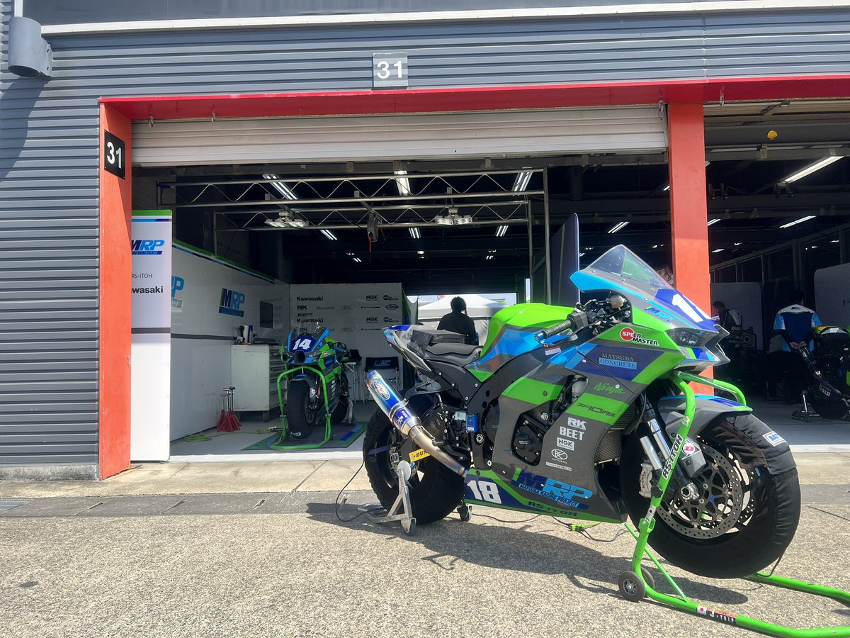 matsuba_rsitoh's tweet photo. まもなくピットウォークが始まります。31番にてお待ちしています☺️
#全日本ロードレース選手権 
#MATSUBARACINGPROJECTandRSITOH #全日本ロードレース #st100 https://t.co/gtDndLAWU6