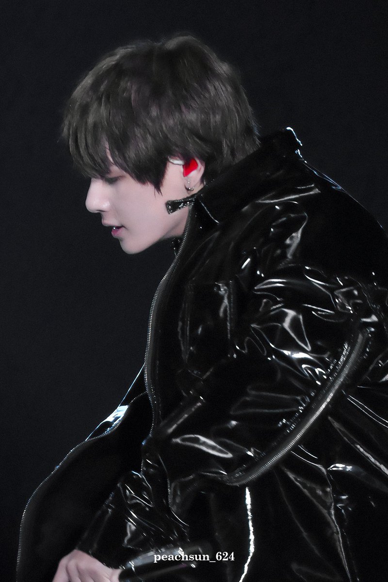 PurpleTaeChile's tweet photo. Old pics of TAEHYUNG for April Fool Day 👻 - Part 2

#뷔 #태형  #Taehyung #BTSV #방탄소년단뷔 

@BTS_twt 

© peachsun &amp; Donas https://t.co/ouM3RgS37X