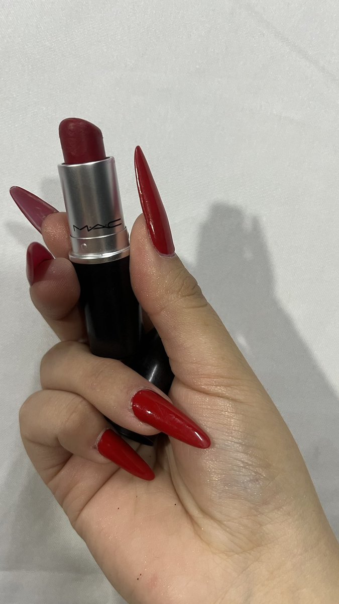 andreaabarbosaa's tweet image. I must love this circle ingrained in all of affiliations  And I try to break the spell I’ve cast but the water keeps pulling me in. #MACCosmetics #rubyWoo