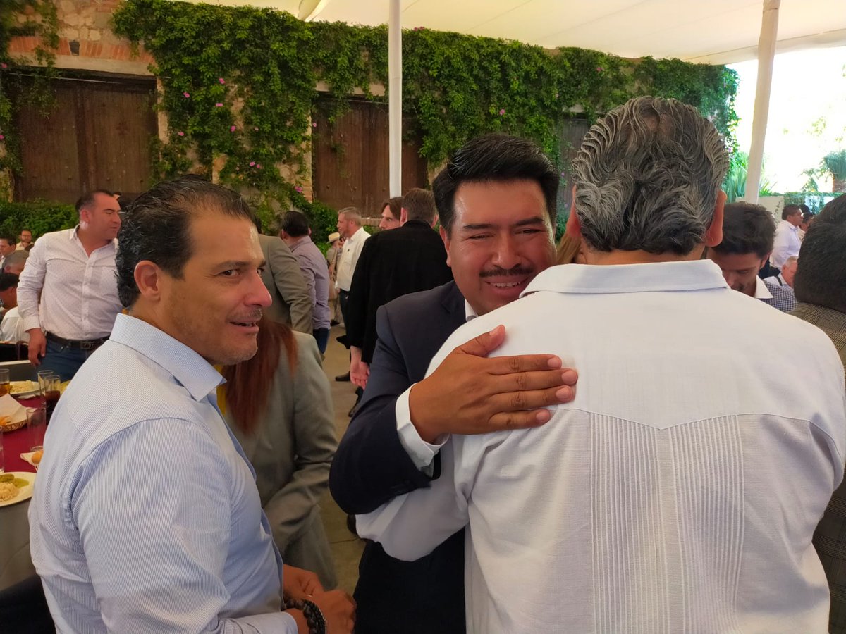 #Hoy Estuvimos con nuestros amigos: Gobernador <a href="/SergioSalomonC/">Sergio Salomón</a>, <a href="/juliomiguelhg/">Julio Huerta</a> Titular de <a href="/Segob_Puebla/">SEGOB Puebla</a> <a href="/Aquino_Limon/">Javier Aquino Limón</a> Jefe de la oficina del gob. PRESENTES en la comida de los 100 días del <a href="/Gob_Puebla/">Gobierno de Puebla</a>. #EnUnidadPorLasYlosPoblanos #UnGobiernoPresente 🇲🇽