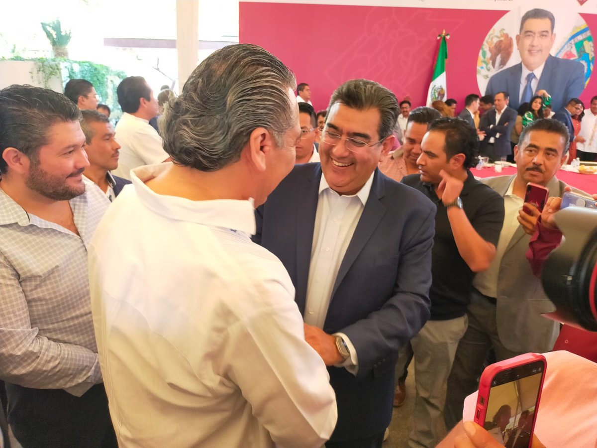 #Hoy Estuvimos con nuestros amigos: Gobernador <a href="/SergioSalomonC/">Sergio Salomón</a>, <a href="/juliomiguelhg/">Julio Huerta</a> Titular de <a href="/Segob_Puebla/">SEGOB Puebla</a> <a href="/Aquino_Limon/">Javier Aquino Limón</a> Jefe de la oficina del gob. PRESENTES en la comida de los 100 días del <a href="/Gob_Puebla/">Gobierno de Puebla</a>. #EnUnidadPorLasYlosPoblanos #UnGobiernoPresente 🇲🇽