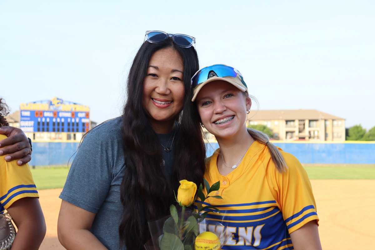 fsjayla's tweet photo. Teacher Appreciation Night for Softball😚 @SamuelClemensHS @CruitClemens @Buffs_Softball https://t.co/MhpxGdo6k1