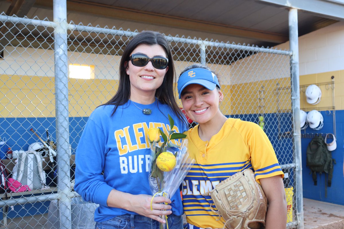 fsjayla's tweet photo. Teacher Appreciation Night for Softball😚 @SamuelClemensHS @CruitClemens @Buffs_Softball https://t.co/MhpxGdo6k1