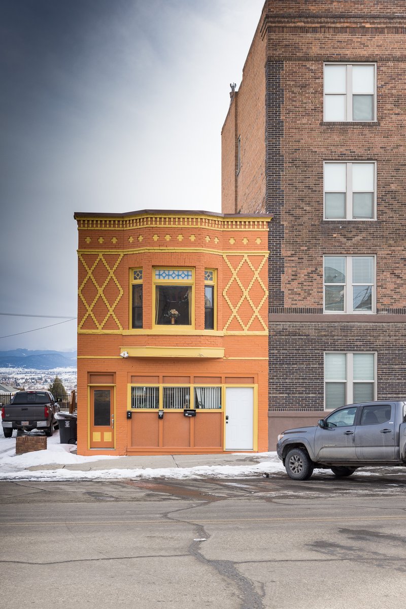 The lot that this two-story brick building stands on was purchased in 1898 for $30. The two-flat residence was built in 1901 and appears to be in fantastic shape today. 

#butte #buttemontana #historicbuilding #montanahistory