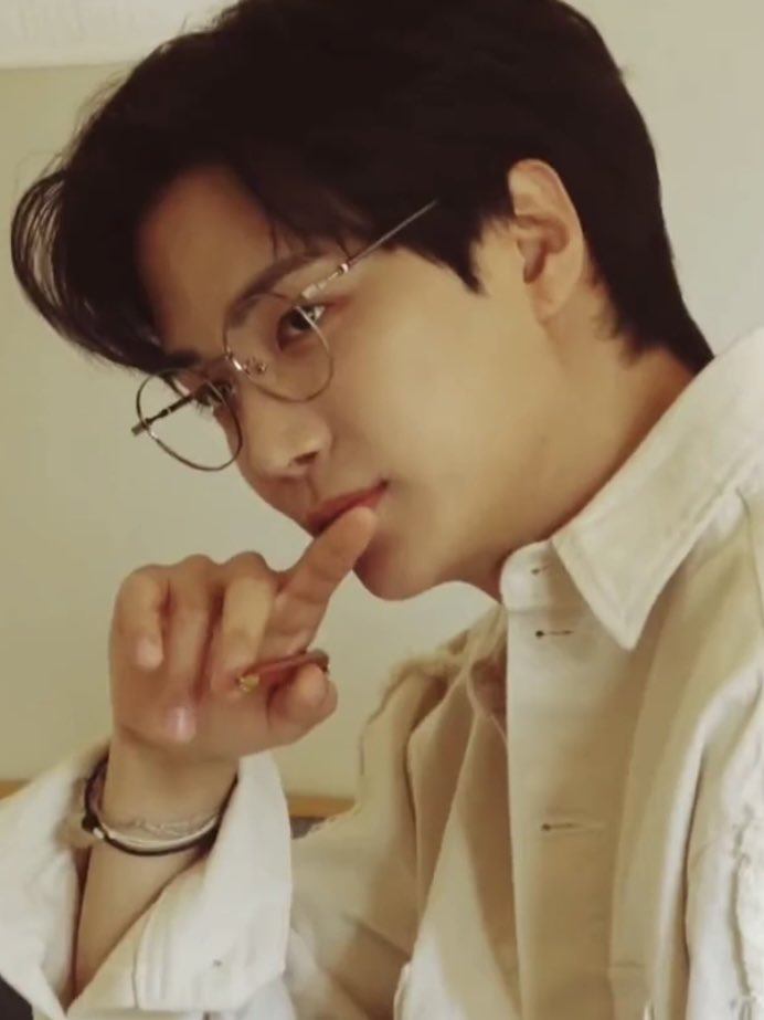 jonghyeon in specs 👓

#김종현 #KIMJONGHYEON