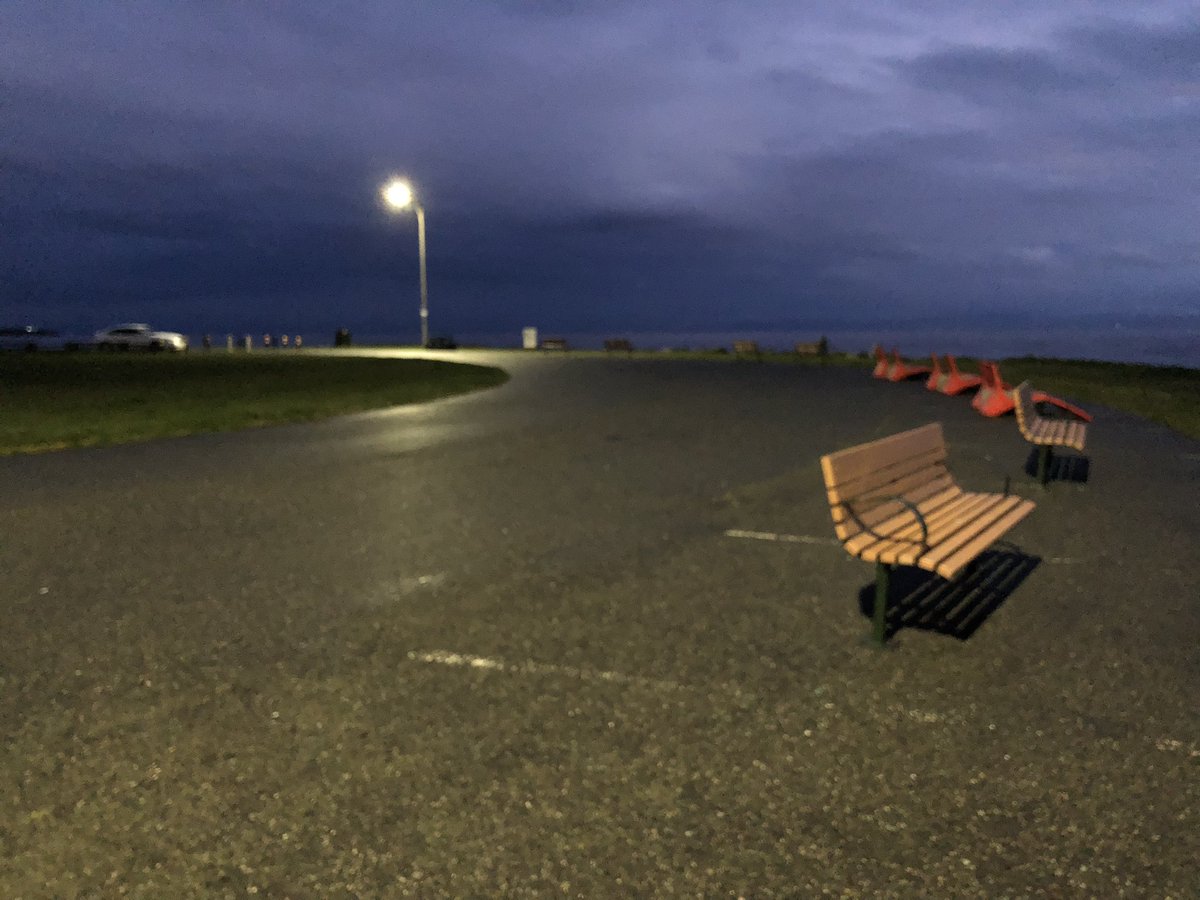 wtf_yyj's tweet photo. One car blocking the turnaround because they want to look out at what’s left of the sunset.  Zero peds sitting in benches. What a waste of space.  Fix Clover Point.  #yyj #yyjpoli @SaveCloverPt @Adam_Stirling https://t.co/XOE1wLxBag