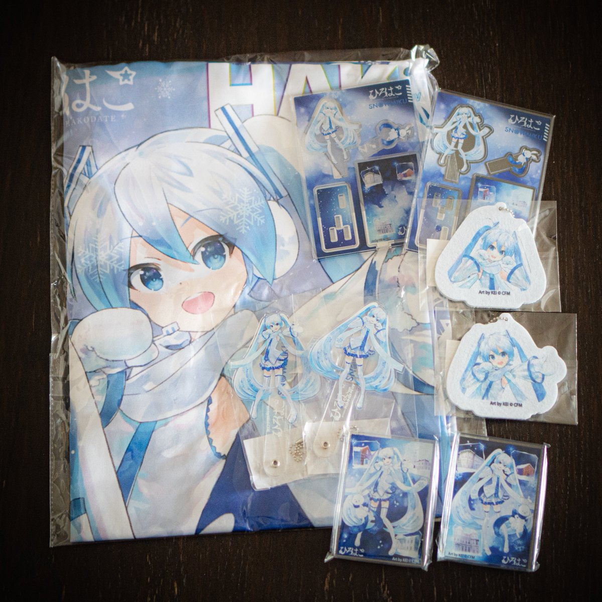 初音ミク ,ラビット・ユキネ ,雪ミク 「ひろはこのグッズサンプル頂きました。 」|KEI@FANBOXのイラスト