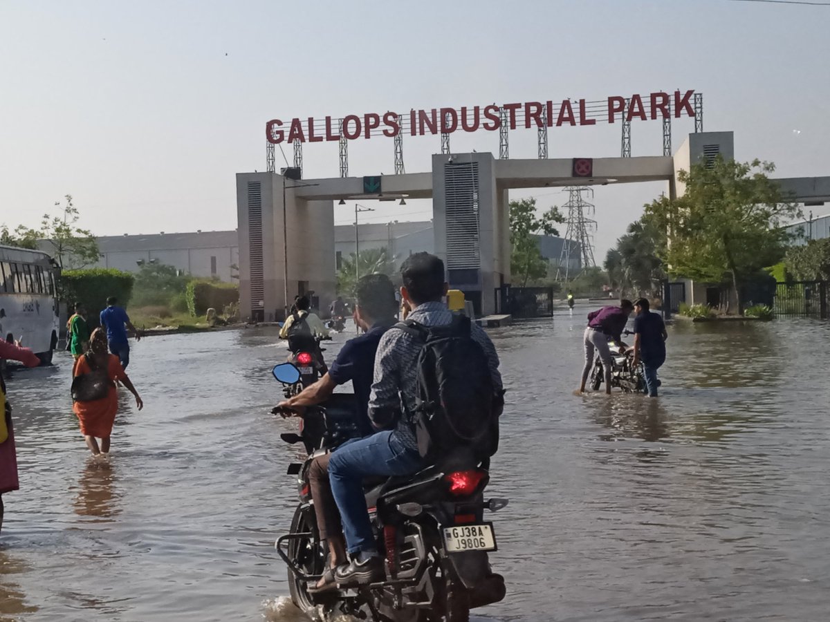 BipinParmar5470's tweet image. #Gallops - Can you Please Look in to it ..Without Rain there is water all the Way ...Traffic due to this