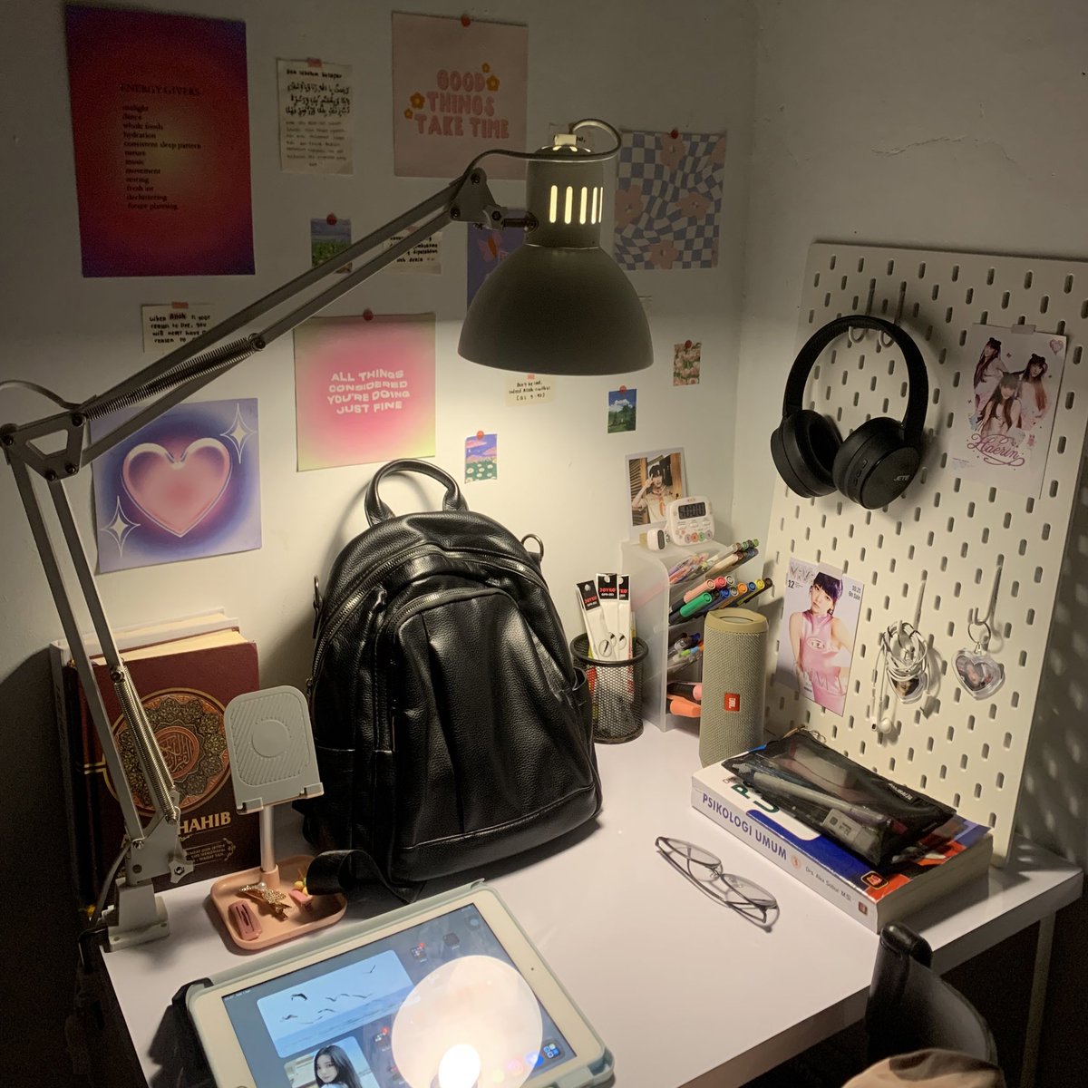 tas di meja soalnya isinya kamera