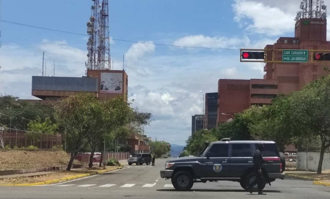 #PaLaCola These are the officials arrested yesterday by the #PNCC developing #OperativoAnticorrupción in Anzoátegui and Bolívar. They were captured in CVG and PDVSA Faja Petrolífera del Orinoco (FPO). The punishment continues.