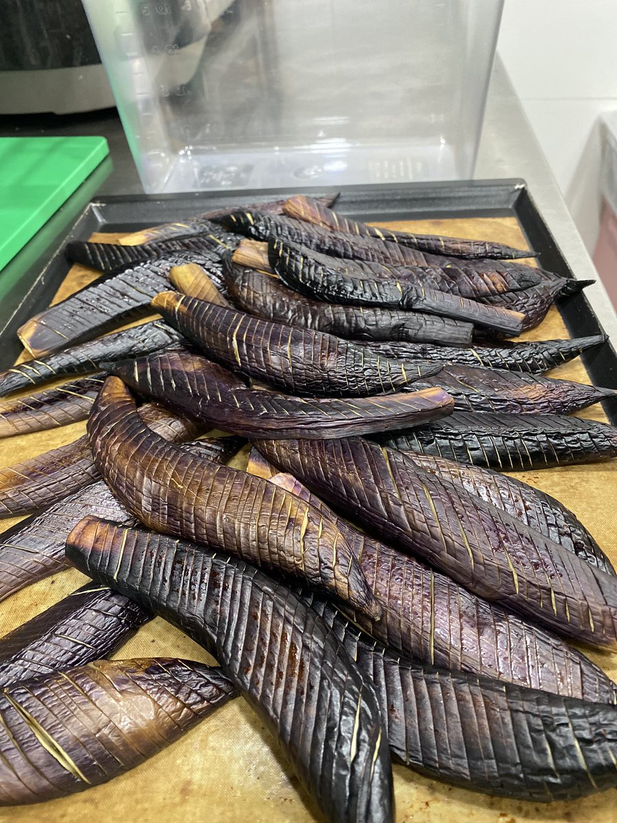 five_seventh__'s tweet photo. 구운가지 장아찌가 뭐냐면요…. 칼집낸 가지를 통으로 오븐에 구워서 수분을 날리고 쫄깃하게 만드는 짭쪼롬 달콤 간장 장아찌에요. 제철 채소들을 함께 넣는데 이번엔 제주 풋마늘을 잔뜩 함께 넣을거에요 https://t.co/C8ZJVVFClN