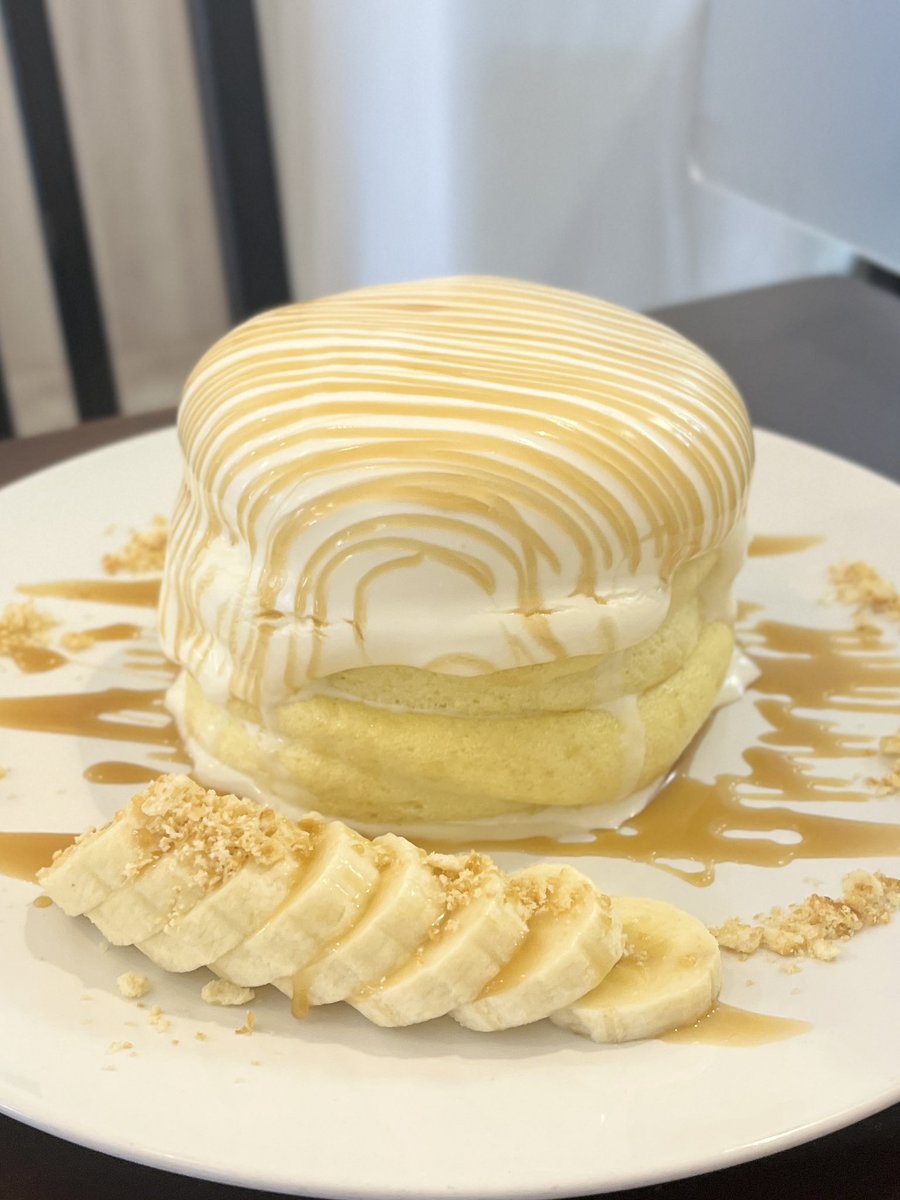asm_pancake's tweet photo. 布田駅から徒歩1分程のところにある
「バター＆ミルク」さん！
⁡
ザワつく！金曜日でも紹介された人気のお店🥹🤍
⁡
フォークで取ろうとすると崩れちゃうくらいぷるしゅわ〜(しゅわ強め)
⁡
ざくざくクラッカー、程良い甘さのキャラメル、優しいお味の生クリーム、この一軍トッピングにバナナは最高🤦🏻‍♀️ https://t.co/J3c9iVVTGo