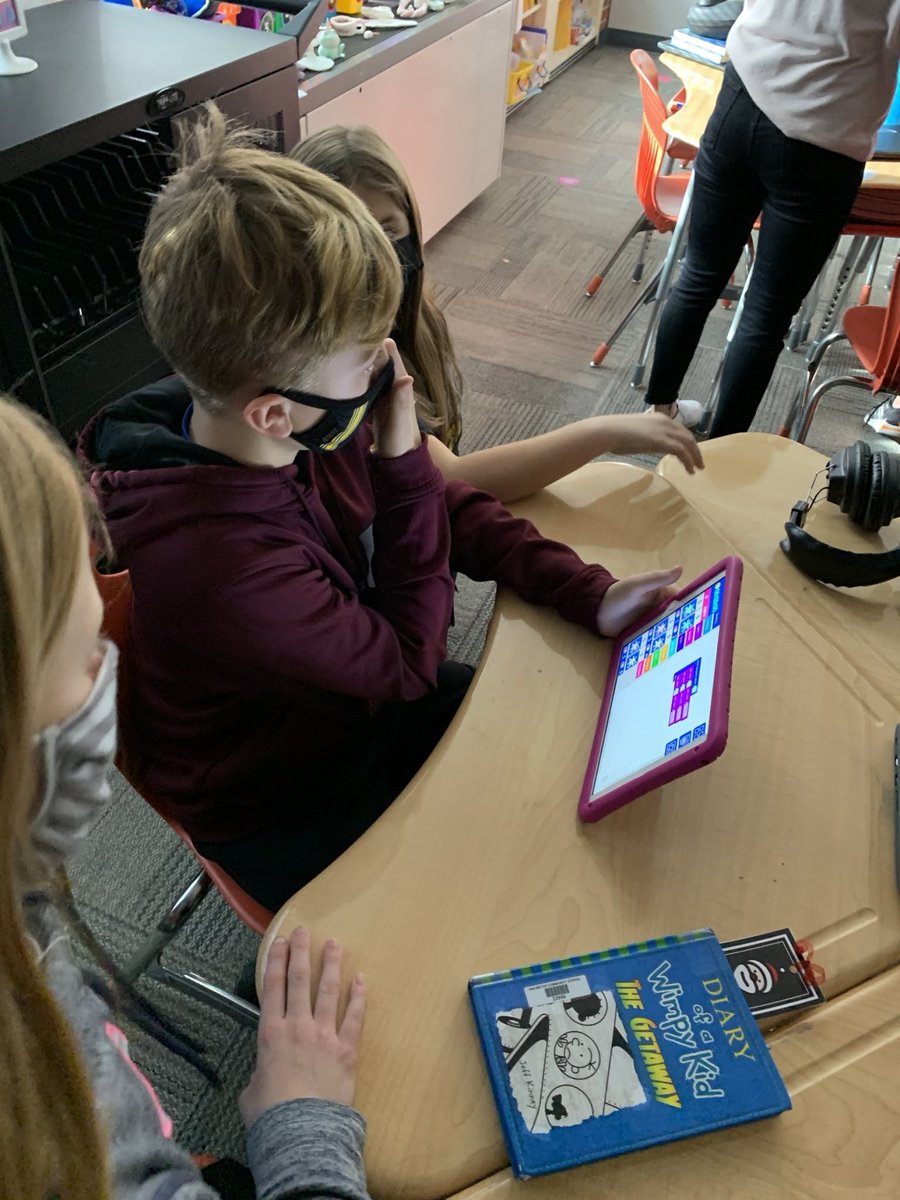unruly_studios's tweet image. Get into the coding zone ⚠️ 

@shannonmmiller&apos;s students had a fun-filled day of coding with Splats with a special Unruly Pro guest appearance!

#UnrulyEducators #STEMeducation #VanMeter