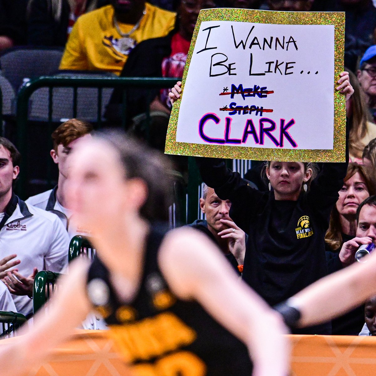 sportingnews's tweet photo. Love it. @CaitlinClark22 @IowaWBB https://t.co/MlyomhVYX2