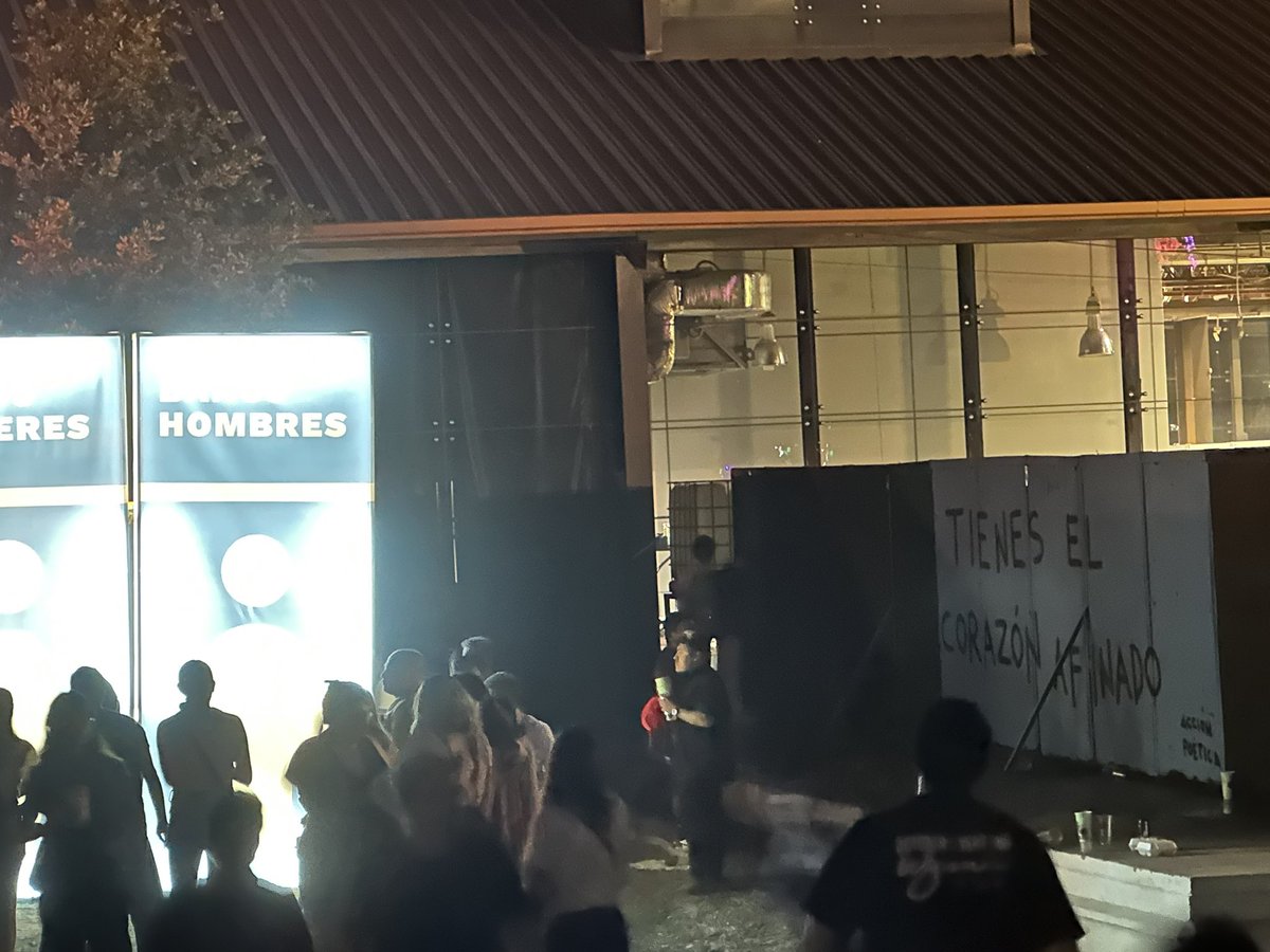 acartamin's tweet photo. @TecatePalNorte se la bañaron!!!

Los Baños de los hombres son paredes en donde orinan como perros.

Modo precario

#palnorte #palnorte2023 https://t.co/kuNf9MLHtq