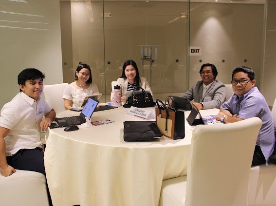 jeditweets07's tweet photo. @USAmbPH MaryKay Carlson visits MLQU School of Law for the Consumer Youth Forum made possible by the DTI, MLQU, and The Asia Foundation.

Kudos to my prof, Atty. Pe Benito @gpblaw, for guiding us MLQU law students for the success of this event

#USAmbassadorvisit
#MLQULawSchool https://t.co/00KtavzkMl