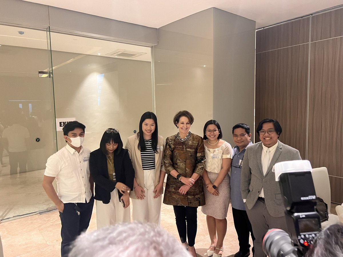 jeditweets07's tweet photo. @USAmbPH MaryKay Carlson visits MLQU School of Law for the Consumer Youth Forum made possible by the DTI, MLQU, and The Asia Foundation.

Kudos to my prof, Atty. Pe Benito @gpblaw, for guiding us MLQU law students for the success of this event

#USAmbassadorvisit
#MLQULawSchool https://t.co/00KtavzkMl