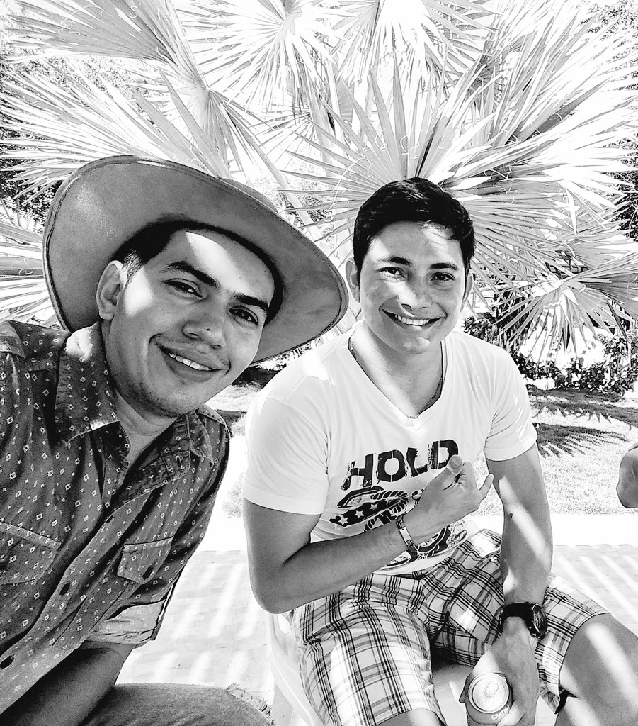 gmier1's tweet photo. Casi 4 meses después de tu ausencia pude verte de nuevo, así haya sido en un sueño. Estabas así de alegre y sonriente como siempre. Una mezcla extraña de alegría, tristeza y melancolía me acompañó al despertar. Te extrañamos mucho viejo Pedro #PerryOne https://t.co/U5PDhRJ8to