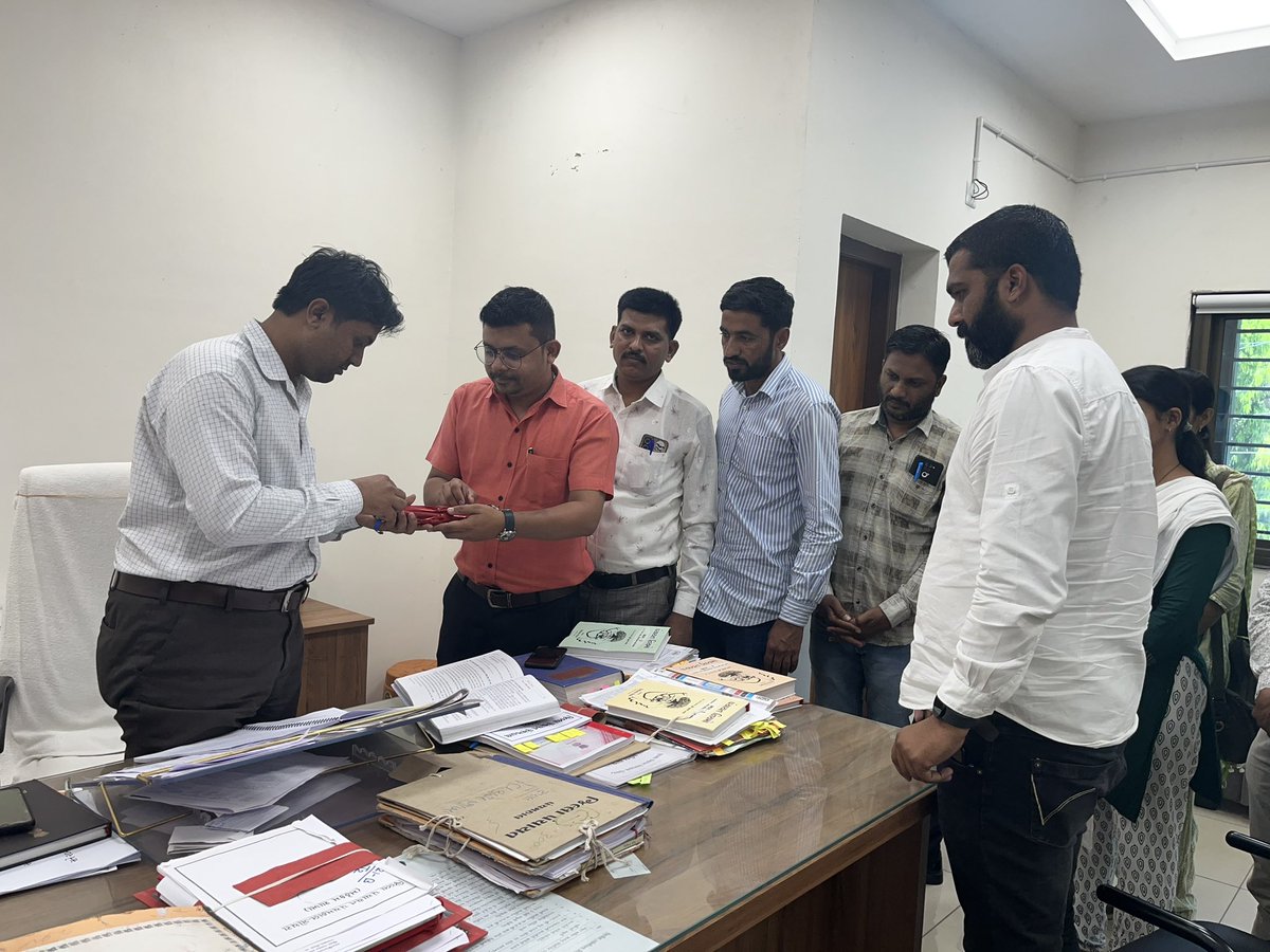 ૩૧/૦૩/૨૦૨૩ના રોજ માનનીય નાયબ જિલ્લા વિકાસ અધિકારી સાહેબશ્રી(G.A.S.) , પંચમહાલ   શ્રીએચ.ટી.મકવાણા સાહેબને પંચમહાલ જિલ્લા તલાટી કમ મંત્રી મંડળ દ્વારા છપાવેલ કેલેન્ડર આપવામાં આવ્યું.<a href="/CollectorGodhra/">Collector Panchmahal</a> <a href="/ddo_panchmahal/">DDO PANCHMAHAL</a> <a href="/hareshmakw/">H.T. Makwana Dy. Collector (GAS)</a> <a href="/CMOGuj/">CMO Gujarat</a> <a href="/GRTMM1/">ગુજરાત રાજ્ય તલાટી મંત્રી મહામંડળ (OFFICIAL)</a>