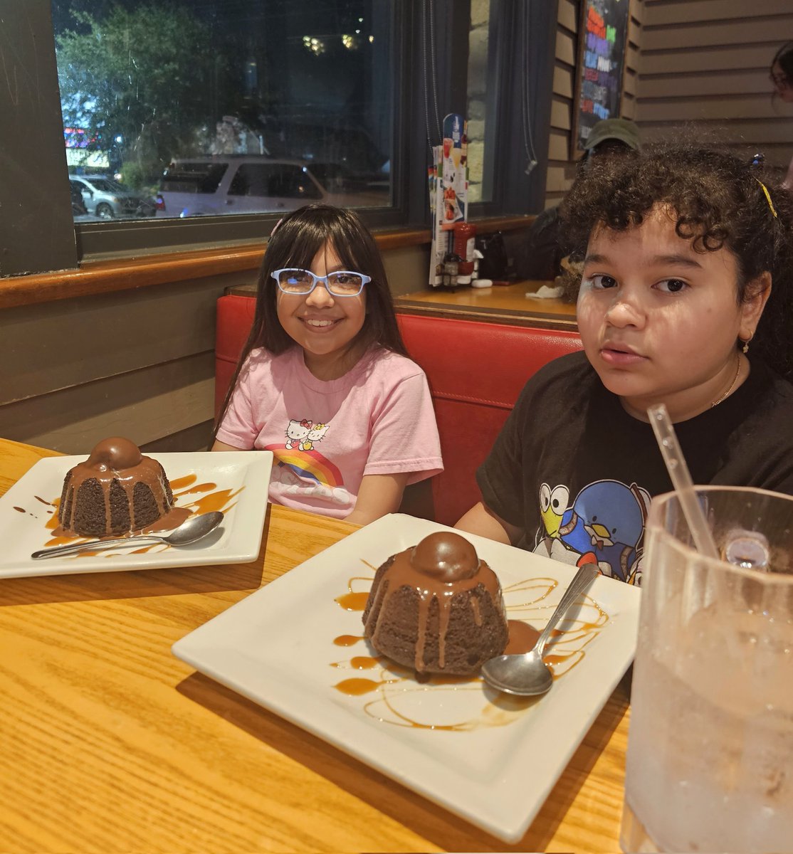 Monserrat and her BFF Daniela
Dinner time at Chili's 🌶