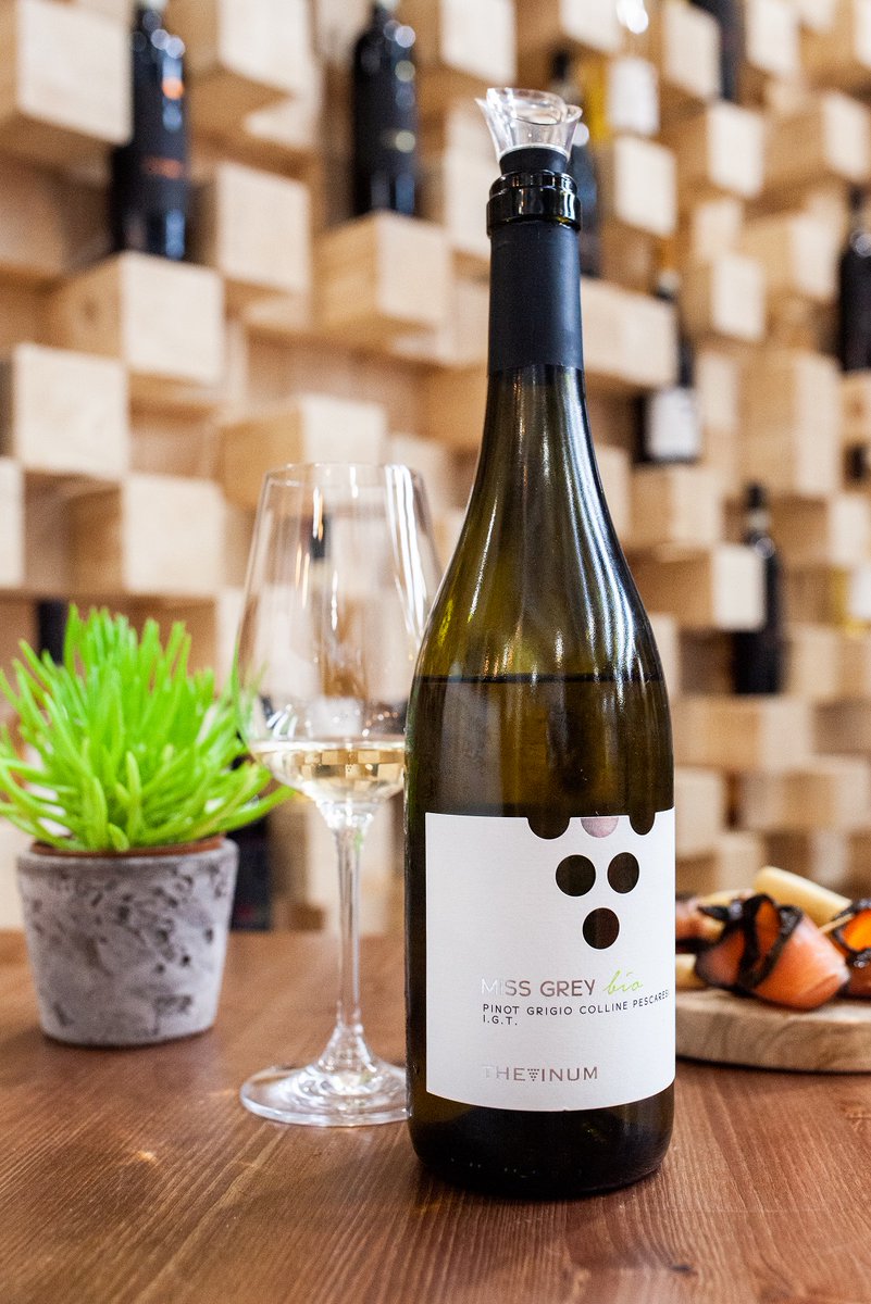 Would you like a good glass of #organic Pinot Grigio? You can enjoy it as an aperitif with #friends, colleagues or your #family. It is a very tasty #wine with an unmistakable aroma! Come and visit us at #Vinitaly2023 in #Verona, Hall 10, Stand P1 and we will let you taste it! 💜