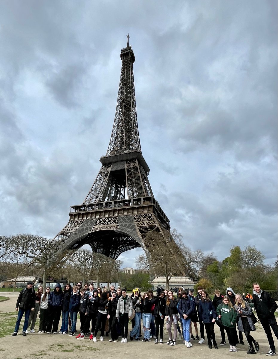 TGAW_Music's tweet photo. Great day in Paris - the students performed so well, and enjoyed seeing the sights! On route to Disneyland 🇫🇷 @TgawTrips https://t.co/2mIvQx7tiP