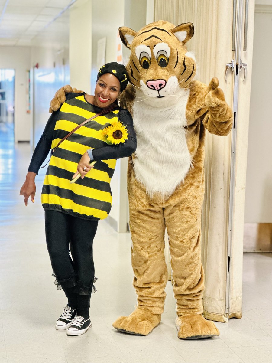 caringcouns_kbk's tweet photo. Counselor “Hunny Bee” was buzzing about the new kindergarteners today. Fan favorite was Paws the Wildcat🌻😉 #bcpselemSAVE #newschester https://t.co/Ceg6YMcQyg