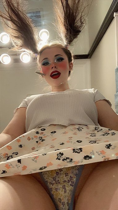 We played dress up on stream today https://t.co/iqGa0sftoB