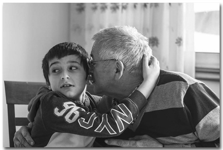 El abuelo Manolo no entenderá de muchas cosas modernas, en cambio en otras es un sabio.

Por eso q somos el complemento perfecto.
 Si algo tiene claro es q yo no estoy enfermo ni estropeado por funcionar distinto, otros lo piensan, Si, hablan sin saber, no me conocen como él.