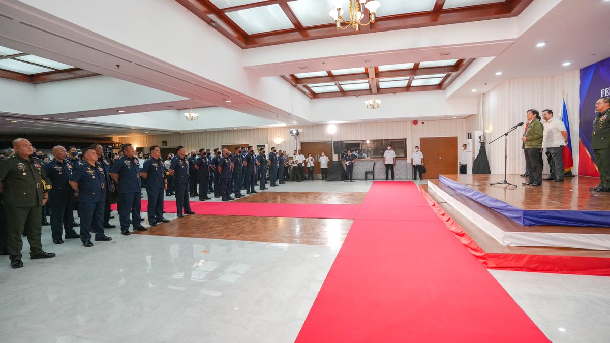 bongbongmarcos's tweet photo. Masaya tayong nagbigay-pugay sa Philippine Air Force para sa kanilang sakripisyo upang panatilihin ang kapayapaan sa bansa.

Tuloy-tuloy ang suporta natin sa kanilang pagsasanay at modernisasyon para sa isang handa at maasahang Sandatahang Lakas. https://t.co/0Z5HpmyqVN