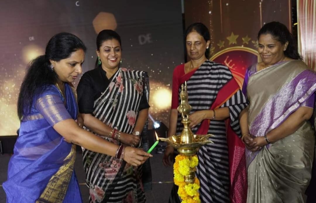 meghana_tandra's tweet image. @RaoKavitha #ప్రముఖ టీవి చానల్ HMTV Live  ఆధ్వర్యంలో#నారీ పురస్కార వేడుక హైదరాబాద్#జేఆర్‌సీ కన్వెన్షన్‌ సెంటర్‌లో ఘనంగా జరిగింది.
పరిస్థితులకు ఎదురు నిలిచి.. వారివారి రంగాల్లో విజయం సాధించిన మహిళలకు నారీ పురస్కరాలు అందించింది #hmtv ..
ఈ కార్యక్రమంలో ముఖ్య అతిథులుగా#ఎమ్మెల్సీ.