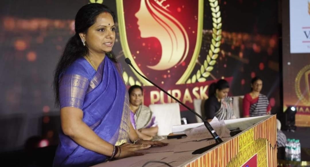 meghana_tandra's tweet image. @RaoKavitha #ప్రముఖ టీవి చానల్ HMTV Live  ఆధ్వర్యంలో#నారీ పురస్కార వేడుక హైదరాబాద్#జేఆర్‌సీ కన్వెన్షన్‌ సెంటర్‌లో ఘనంగా జరిగింది.
పరిస్థితులకు ఎదురు నిలిచి.. వారివారి రంగాల్లో విజయం సాధించిన మహిళలకు నారీ పురస్కరాలు అందించింది #hmtv ..
ఈ కార్యక్రమంలో ముఖ్య అతిథులుగా#ఎమ్మెల్సీ.