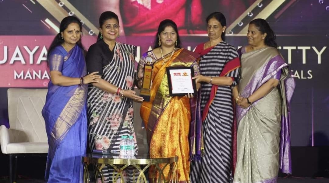 meghana_tandra's tweet image. @RaoKavitha #ప్రముఖ టీవి చానల్ HMTV Live  ఆధ్వర్యంలో#నారీ పురస్కార వేడుక హైదరాబాద్#జేఆర్‌సీ కన్వెన్షన్‌ సెంటర్‌లో ఘనంగా జరిగింది.
పరిస్థితులకు ఎదురు నిలిచి.. వారివారి రంగాల్లో విజయం సాధించిన మహిళలకు నారీ పురస్కరాలు అందించింది #hmtv ..
ఈ కార్యక్రమంలో ముఖ్య అతిథులుగా#ఎమ్మెల్సీ.