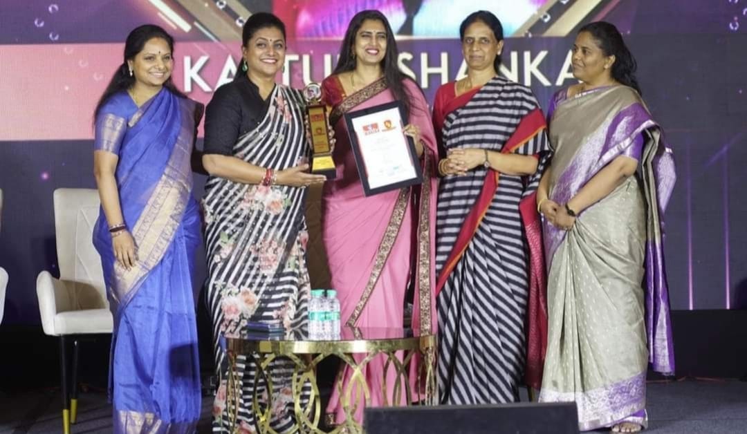 meghana_tandra's tweet image. @RaoKavitha #ప్రముఖ టీవి చానల్ HMTV Live  ఆధ్వర్యంలో#నారీ పురస్కార వేడుక హైదరాబాద్#జేఆర్‌సీ కన్వెన్షన్‌ సెంటర్‌లో ఘనంగా జరిగింది.
పరిస్థితులకు ఎదురు నిలిచి.. వారివారి రంగాల్లో విజయం సాధించిన మహిళలకు నారీ పురస్కరాలు అందించింది #hmtv ..
ఈ కార్యక్రమంలో ముఖ్య అతిథులుగా#ఎమ్మెల్సీ.