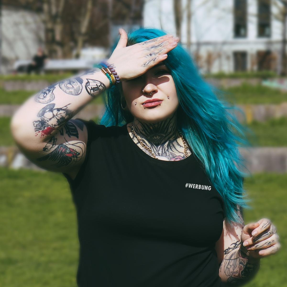 TurnUpStudios's tweet photo. #Werbung - Lasse jeden wissen, dass du mit diesem exklusiven Shirt eine wandelnde Werbetafel bist und markiere alles, was du tust, mit #Werbung um sicherzugehen! Perfekt für Content Creator, Influencer und alle anderen, die ein Statement setzen wollen.

https://t.co/GX27nxHVD4 https://t.co/71wtSPSHs1